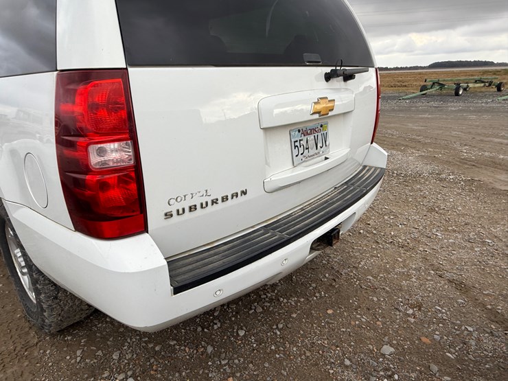 2012-chevrolet-suburban-image-4