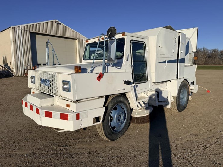 #1981-•-1990-mobil-sweeper-ahl-sweeper-truck-image-1