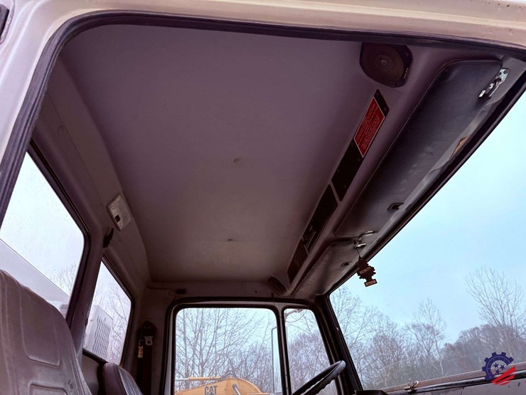 1998-freightliner-fl70-image-52