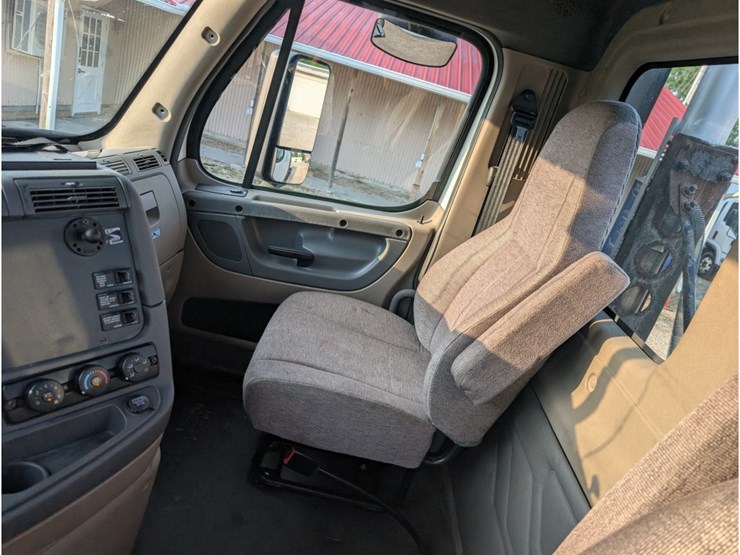 2016-freightliner-ca113-day-cab-image-20