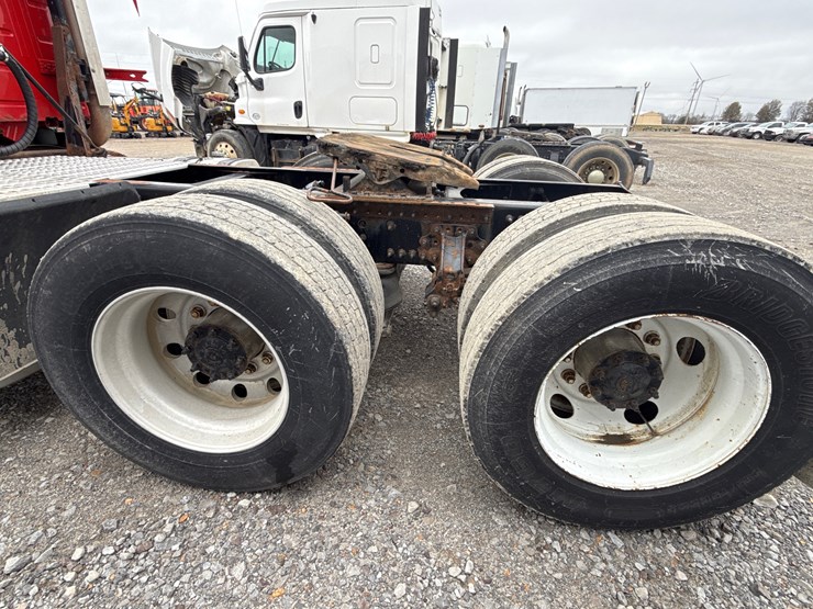 2011-volvo-10-image-13