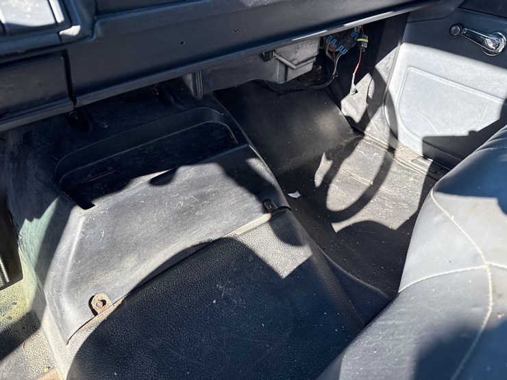 2001-chevy-c6500-truck-image-30