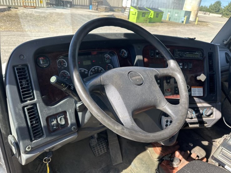 2013-freightliner-m2-106-image-35