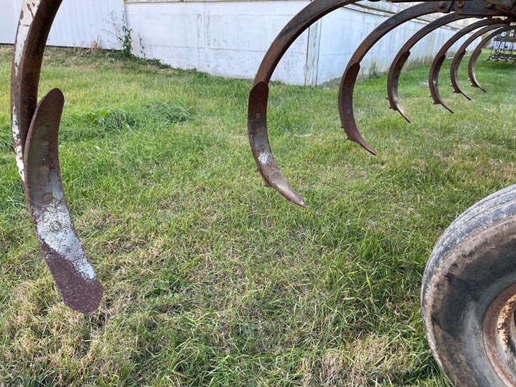 farmhand-soil-saver-13-shank-disc-chisel-image-11