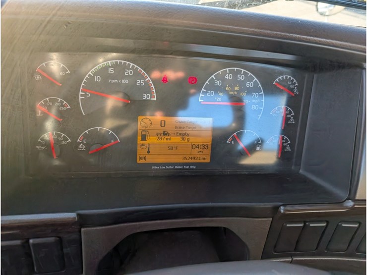 2014-volvo-vnl-day-cab-image-27