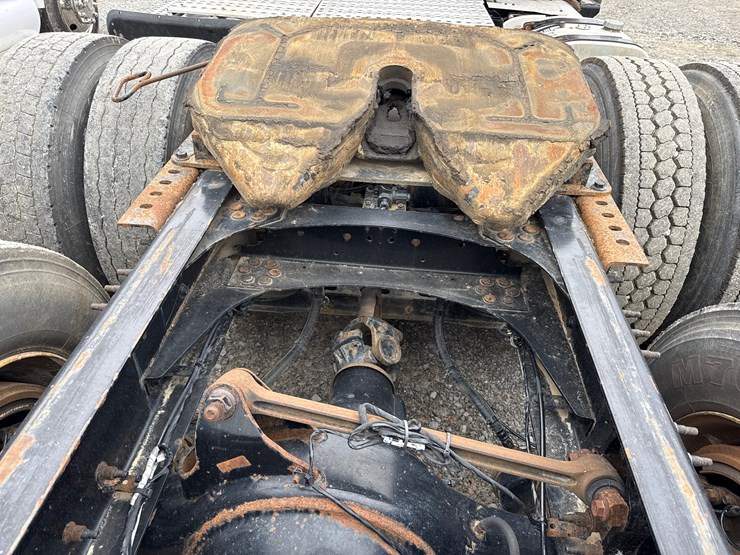 2011-volvo-10-image-9