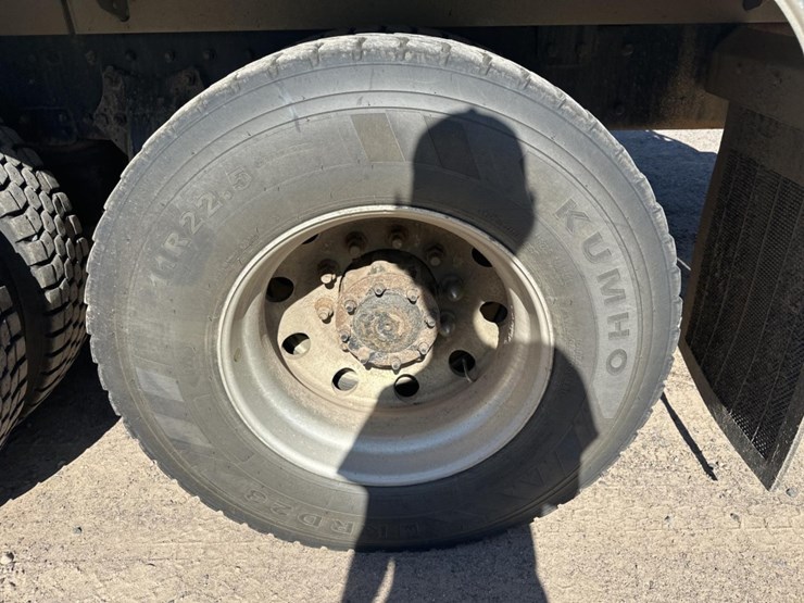 2013-freightliner-m2-106-image-77