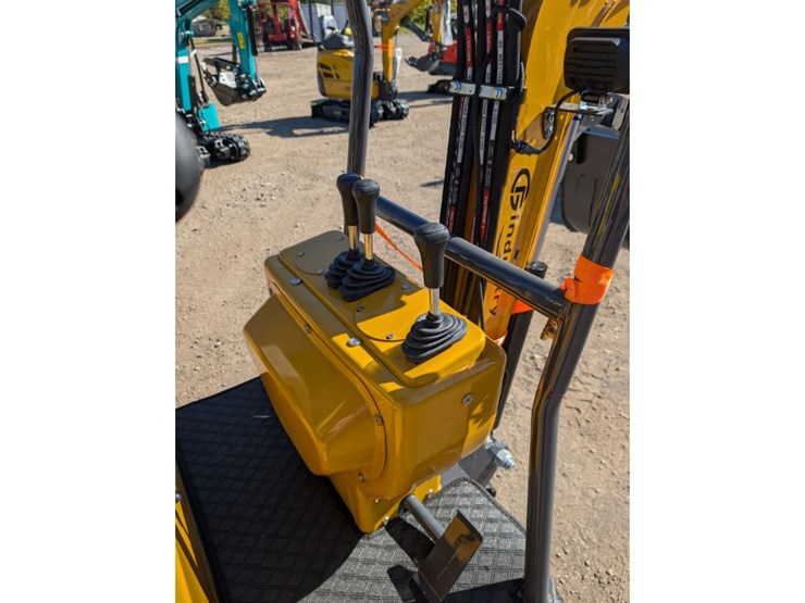 cfg-mx12rx-mini-excavator-w/-mechanical-thumb-image-9