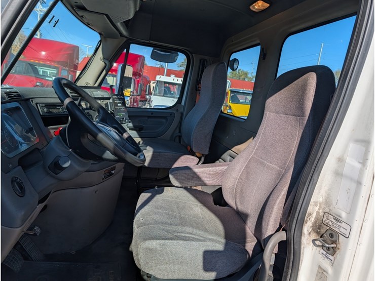 2013-freightliner-columbia-day-cab-image-21