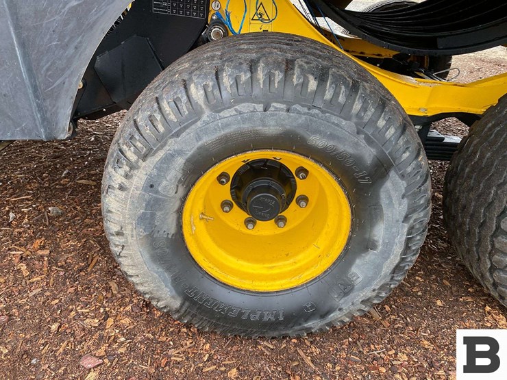 new-holland-340-image-27