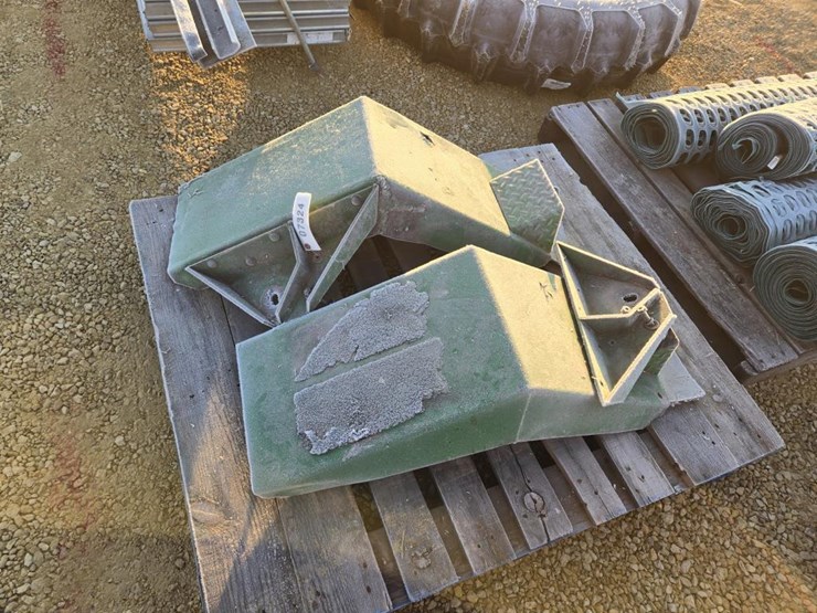 #7324-•-pair-john-deere-4440-front-fenders-image-3