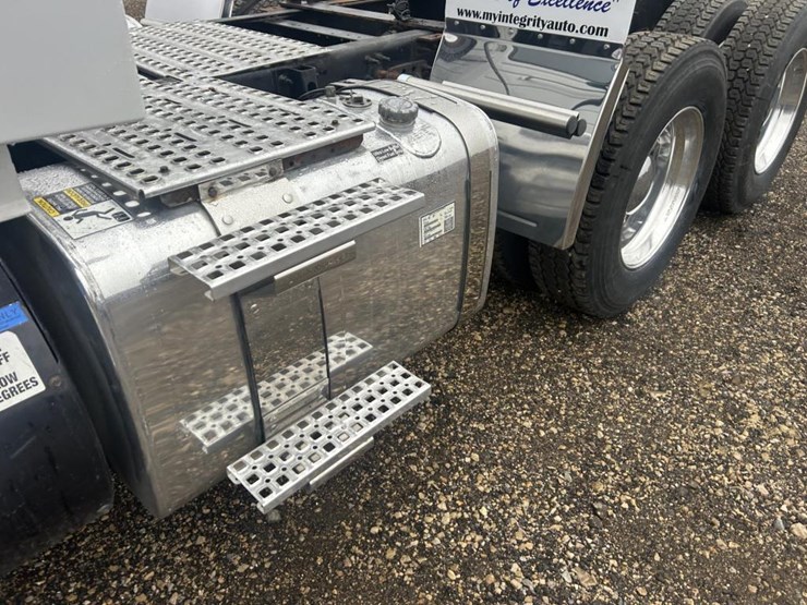 #1676-•-2015-volvo-vnl-day-cab-truck-tractor-image-77