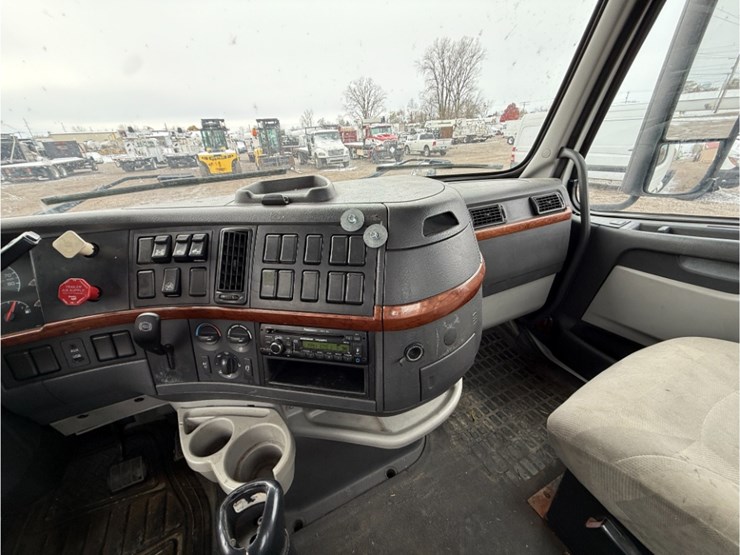 2011-volvo-vnl-day-cab-image-21