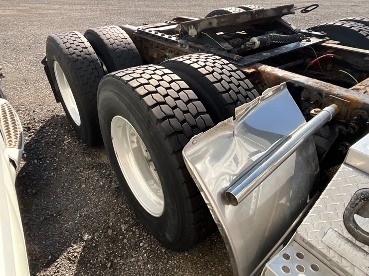 2016-freightliner-ca125-day-cab-image-8