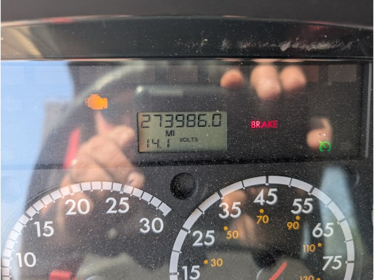 2015-freightliner-m2-106-image-24