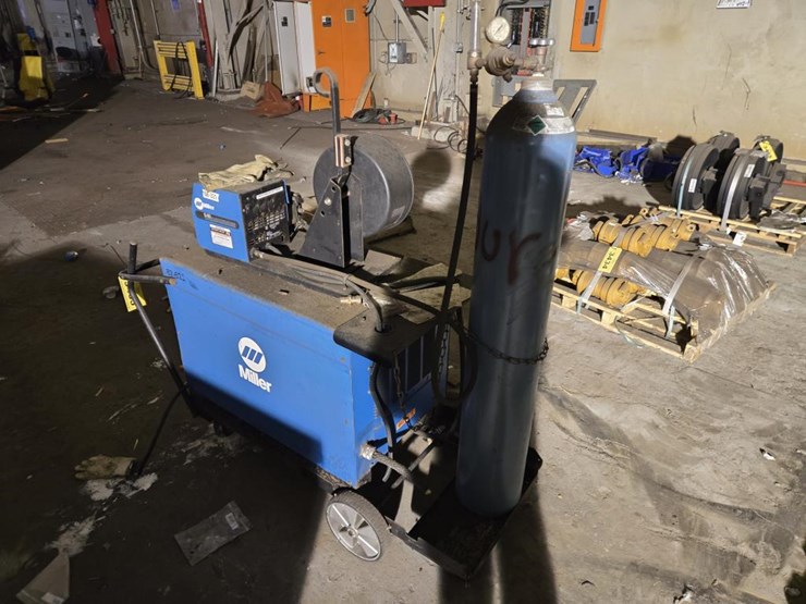 #3433-•-miller-dimension-650-arc-welder-w/-feeder-image-4