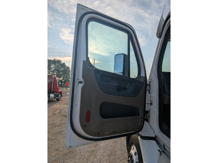 2016-freightliner-ca113-day-cab-image-17