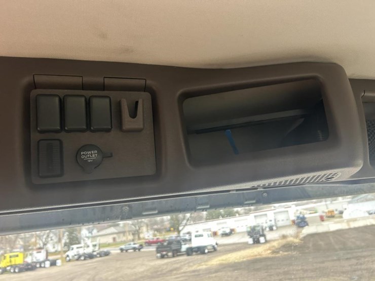 #1676-•-2015-volvo-vnl-day-cab-truck-tractor-image-41