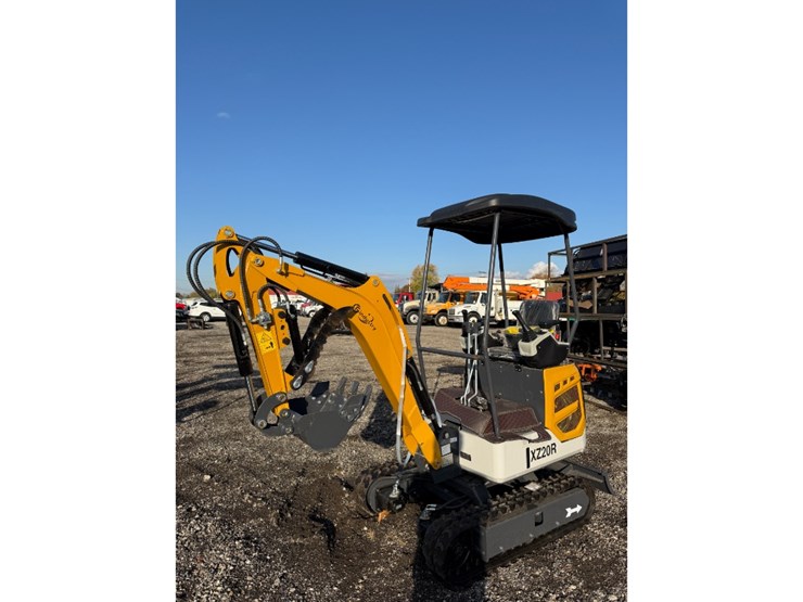 cfg-xz20r-mini-excavator-w/-mechanical-thumb-image-1