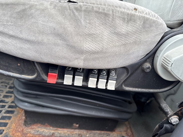 2011-volvo-10-image-50