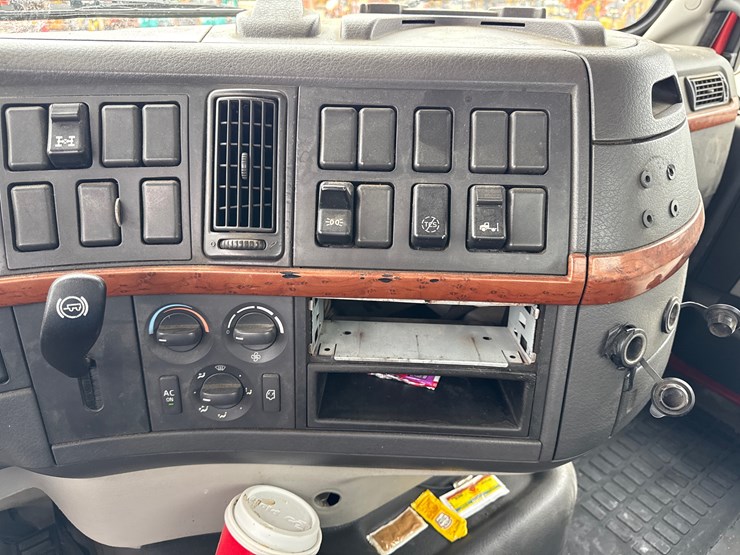 2011-volvo-10-image-56