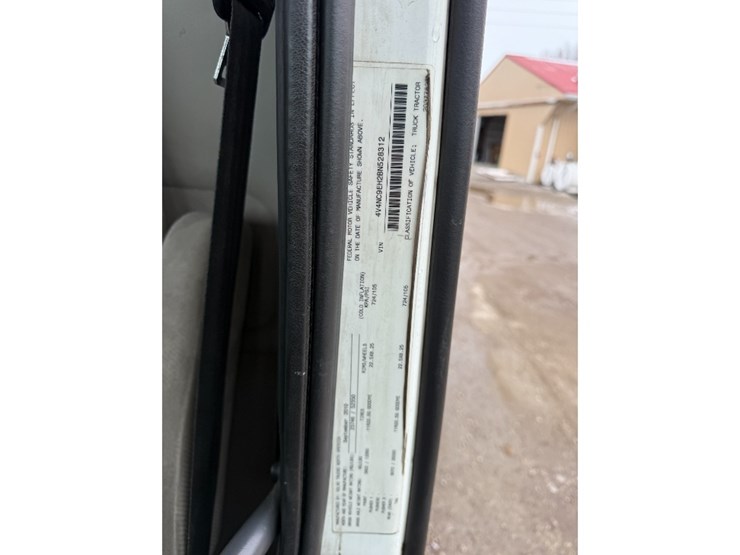 2011-volvo-vnl-day-cab-image-23