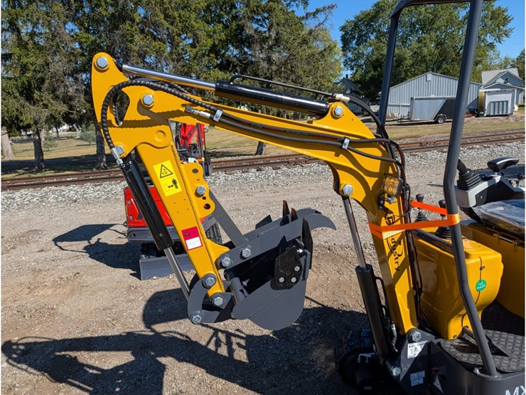 cfg-mx12rx-mini-excavator-w/-mechanical-thumb-image-8