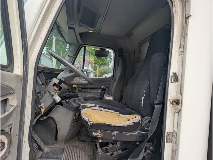 2005-freightliner-columbia-flatbed-w/-moffett-hookup-image-23