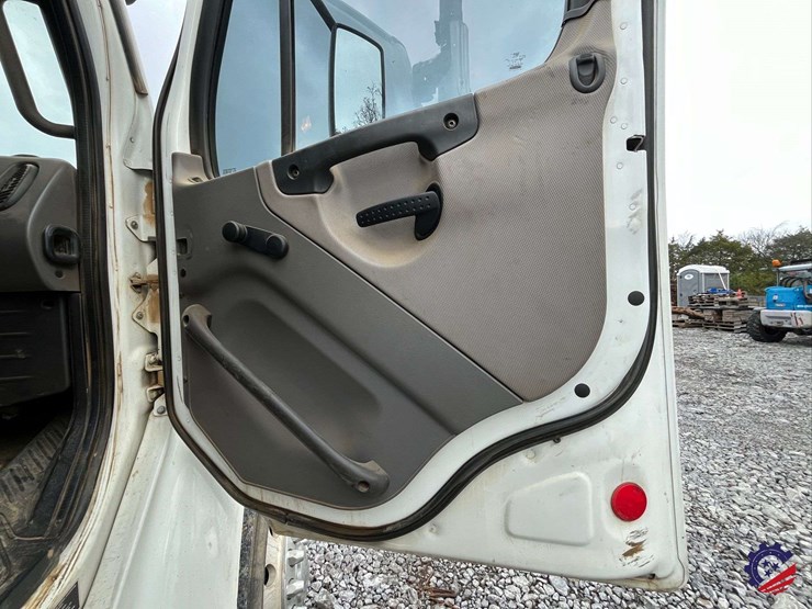 2013-freightliner-m2-s/a-cab-&-chassis-image-46