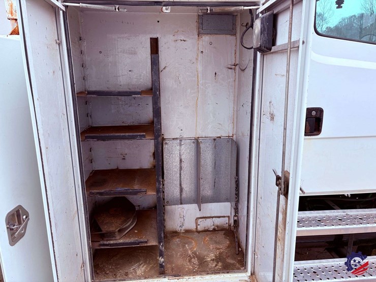 1998-freightliner-fl70-image-45