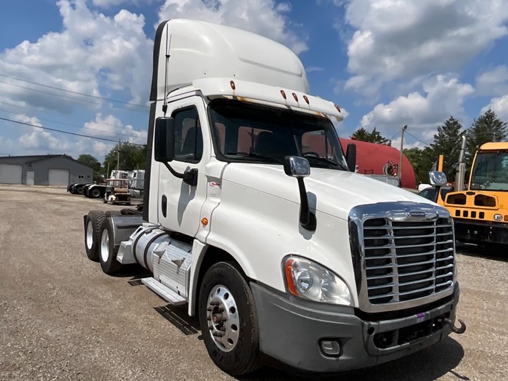 2016-freightliner-ca125-day-cab-image-5
