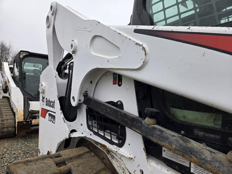 2020-bobcat-t740-image-15