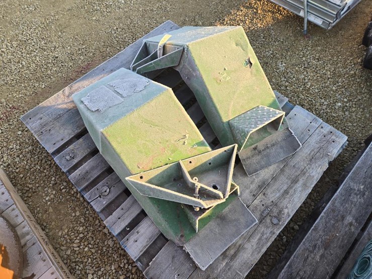 #7324-•-pair-john-deere-4440-front-fenders-image-4