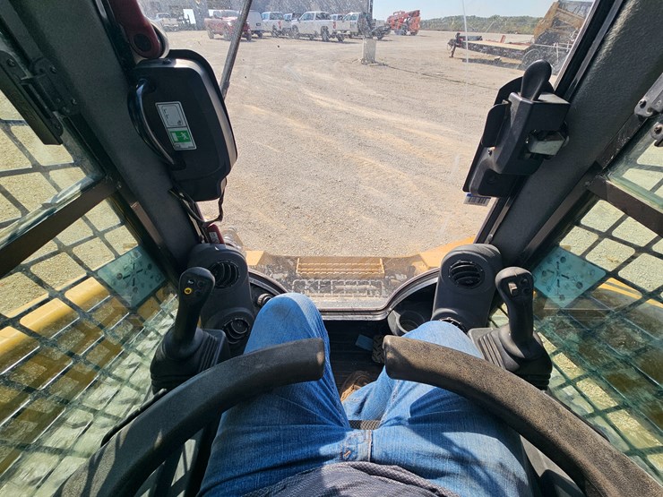 2023-caterpillar-299d3-image-44