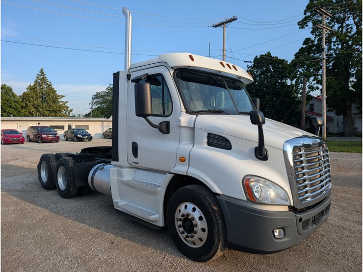 2016-freightliner-ca113-day-cab-image-3