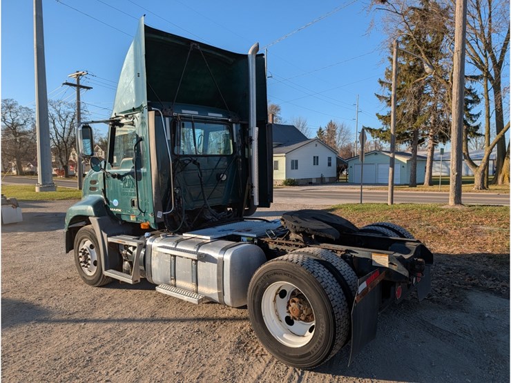 2013-mack-cxu612-day-cab-image-9
