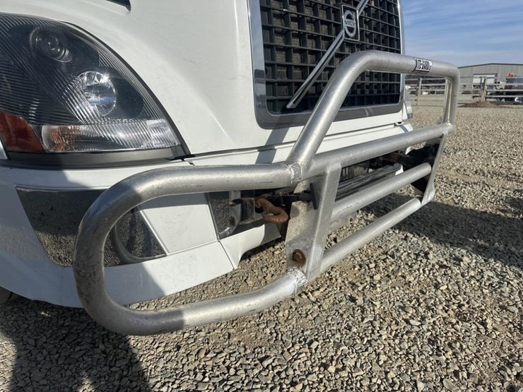 2011-volvo-10-image-16