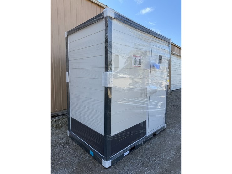 rm87-96-mobile-restroom-image-2