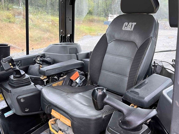 2022-caterpillar-d7-image-16