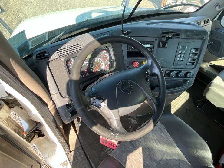 2016-freightliner-ca125-day-cab-image-19