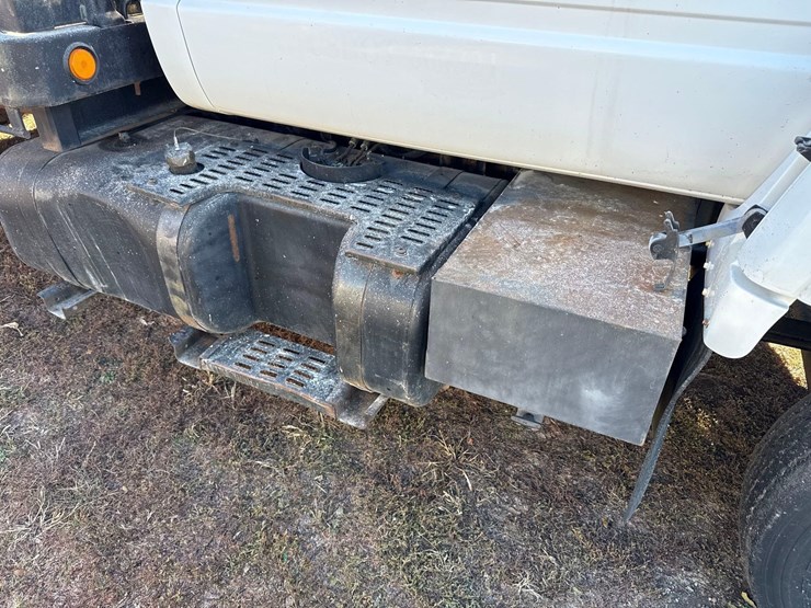 2001-chevy-c6500-truck-image-8