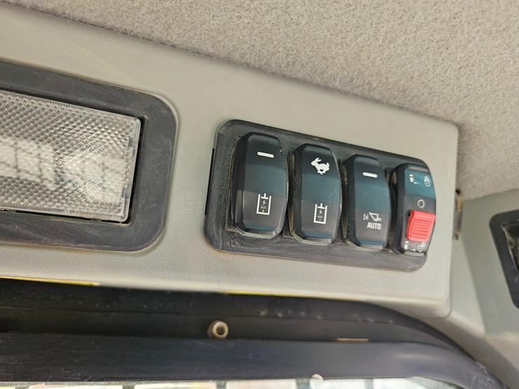 2023-caterpillar-299d3-image-47