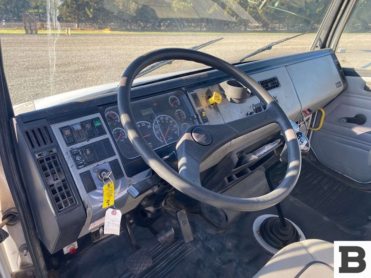 2002-freightliner-fl70-image-47