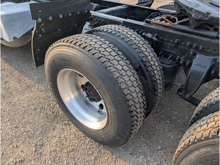 2016-freightliner-ca113-day-cab-image-11