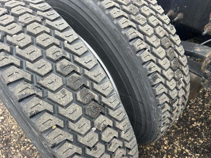 #1676-•-2015-volvo-vnl-day-cab-truck-tractor-image-61