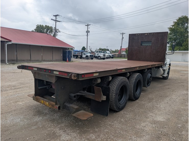 2005-freightliner-columbia-flatbed-w/-moffett-hookup-image-10