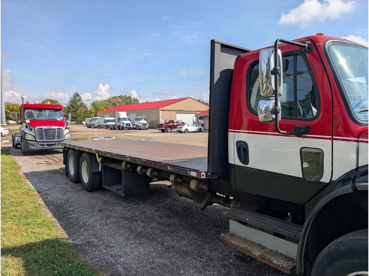 2015-freightliner-m2-106-image-4