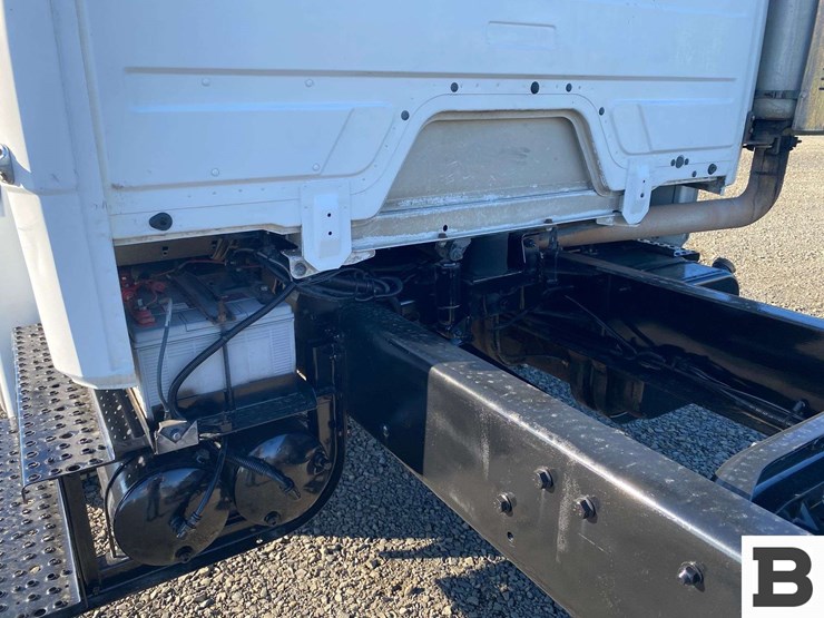 2002-freightliner-fl70-image-15