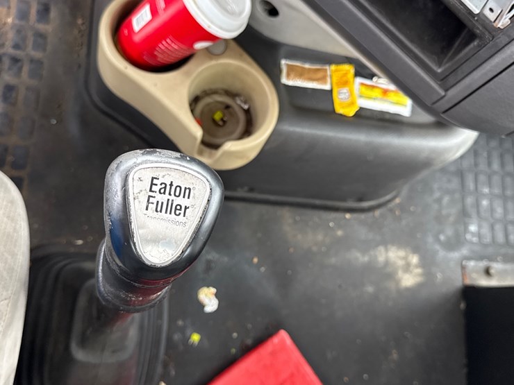 2011-volvo-10-image-55