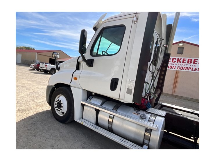 2014-freightliner-ca125-day-cab-image-17